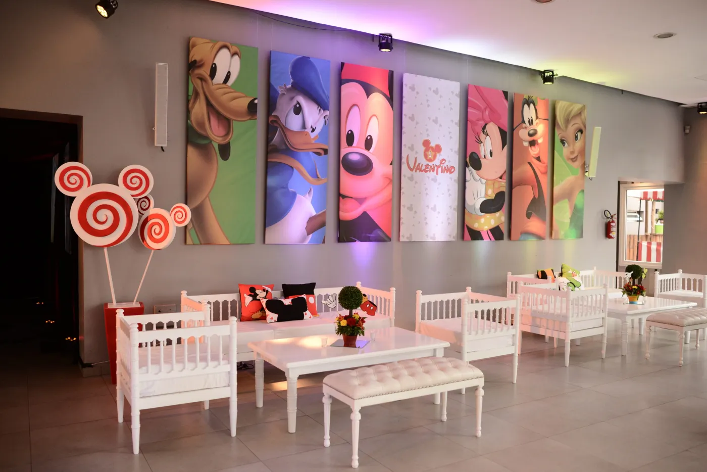 Escenografía temática montada en el salón infantil