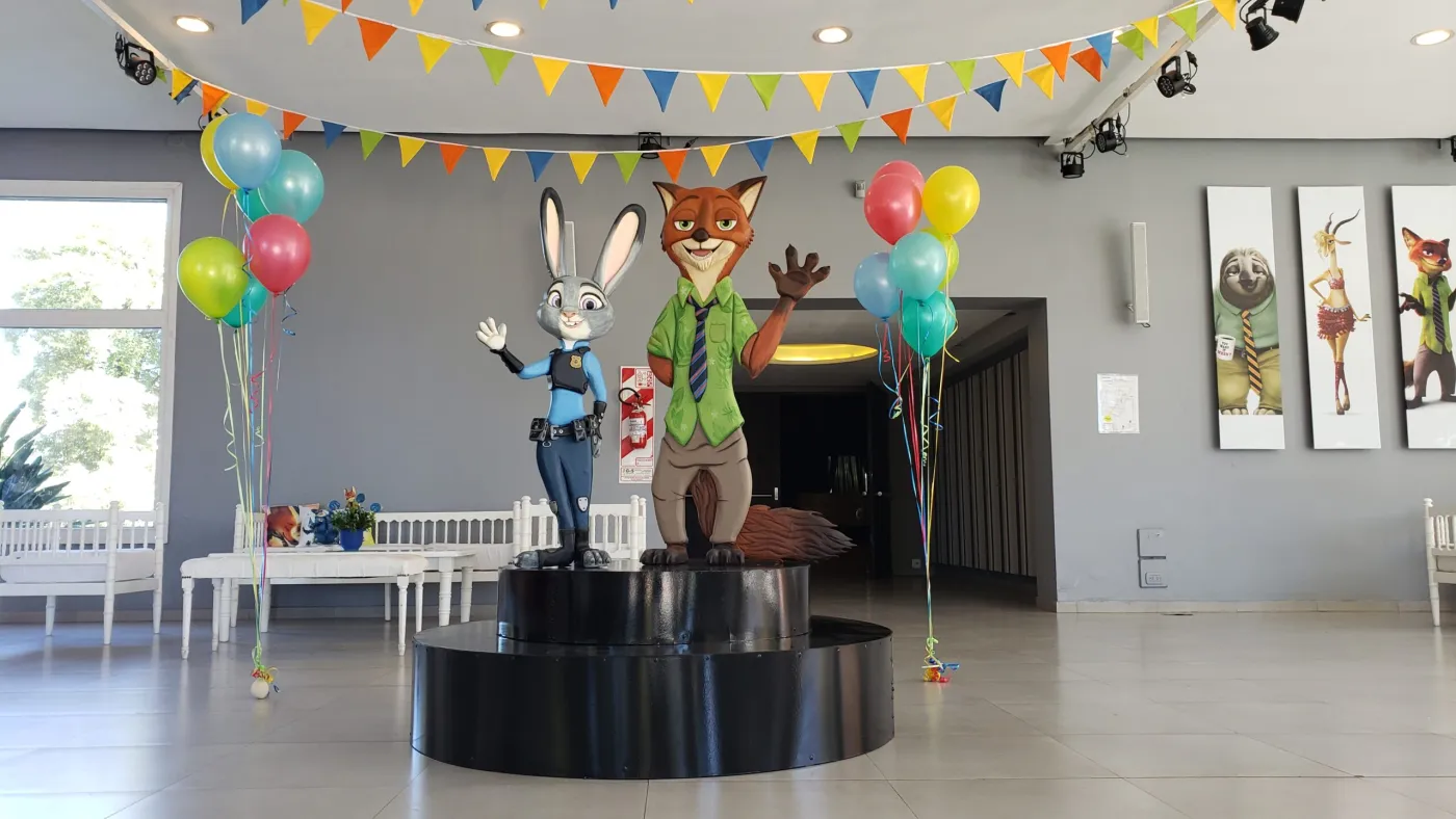Sector de mesas infantiles en el salón