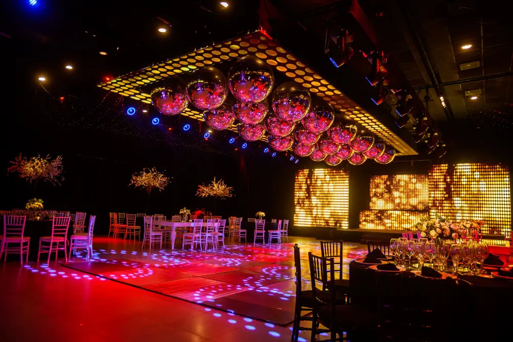 Salón de noche con DJ y techo iluminado
