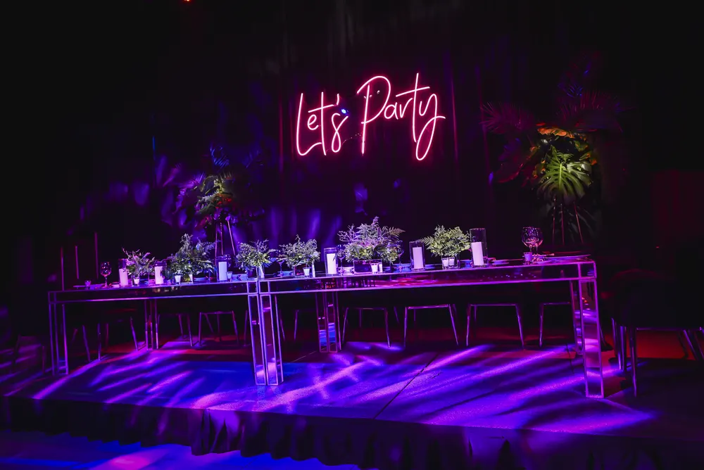 Quinceañera celebrando con sus amigos