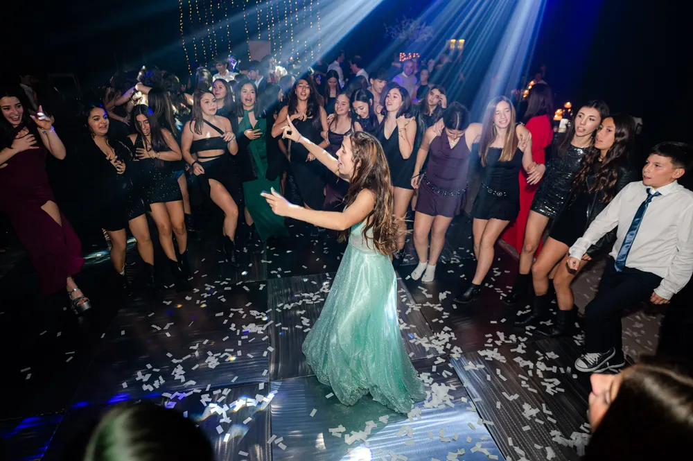 Quinceañera celebrando con sus amigos