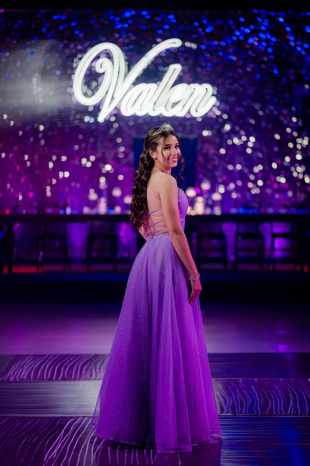 Quinceañera celebrando con sus amigos
